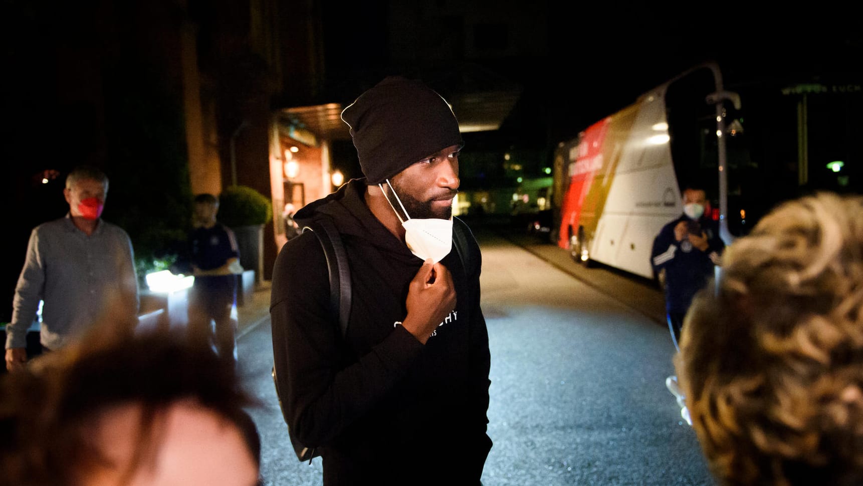 Antonio Rüdiger: Der Verteidiger spricht vor dem Mannschaftshotel in Hamburg mit Fans an einer Absperrung.