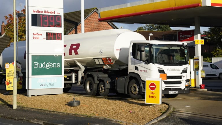 In Großbritannien fehlen Lastwagenfahrer: Deshalb ist es zu einer Benzinkrise gekommen.