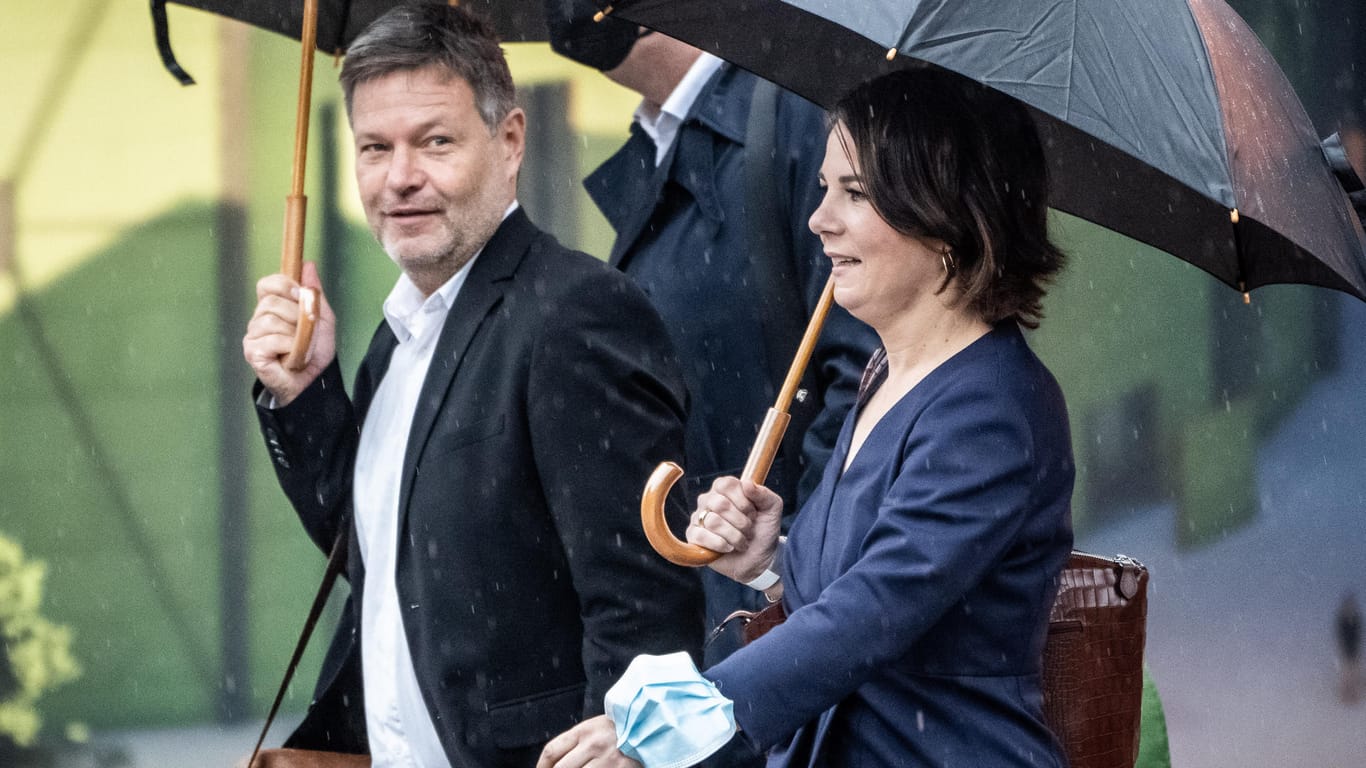 Robert Habeck (l) und Annalena Baerbock (r): Auch die Grünen-Chefs müssen zu den Sondierungen durch den Regen.