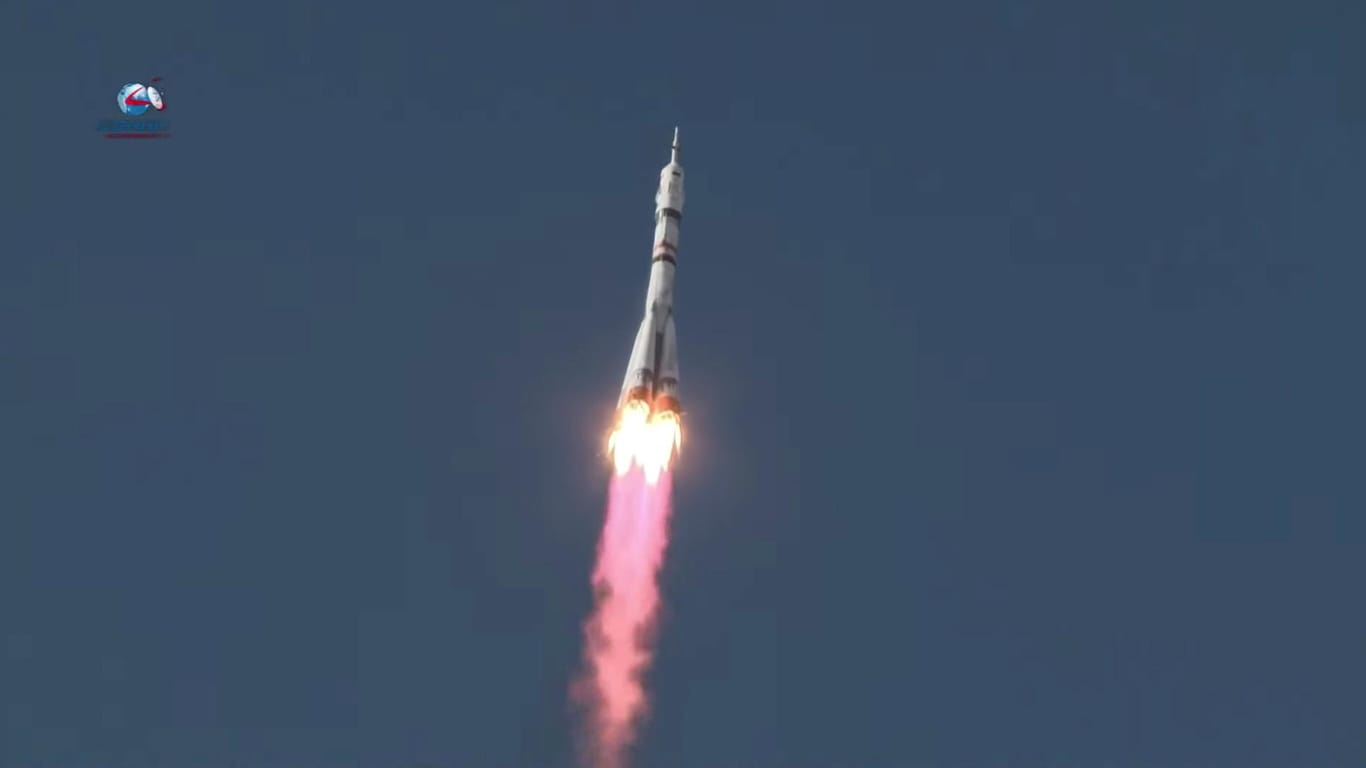 Die Soyuz MS-19 Rakete mit dem Filmteam an Bord hebt ab: Etwas mehr als drei Stunden soll sie bis zur ISS brauchen.