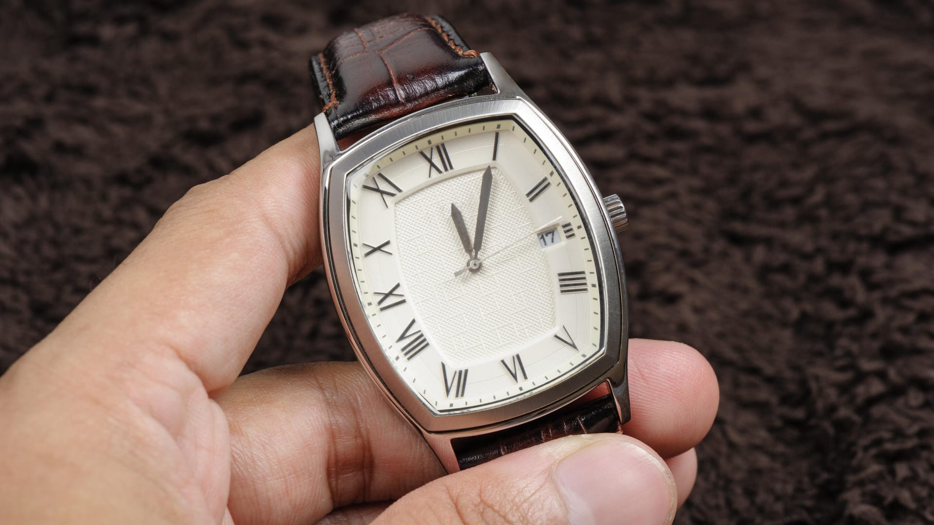 Eine Armbanduhr mit Lederband (Symbolbild): Während sie ihn bedrängte, soll die Unbekannte die hochwertige Uhr des Mannes geraubt haben. Eine Armbanduhr mit Lederband (Symbolbild): Während sie ihn bedrängte, soll die Unbekannte die hochwertige Uhr des Mannes geraubt haben.