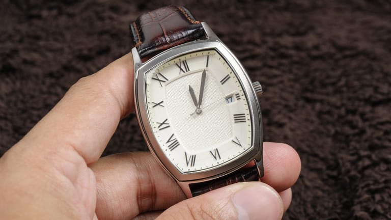 Eine Armbanduhr mit Lederband (Symbolbild): Während sie ihn bedrängte, soll die Unbekannte die hochwertige Uhr des Mannes geraubt haben.