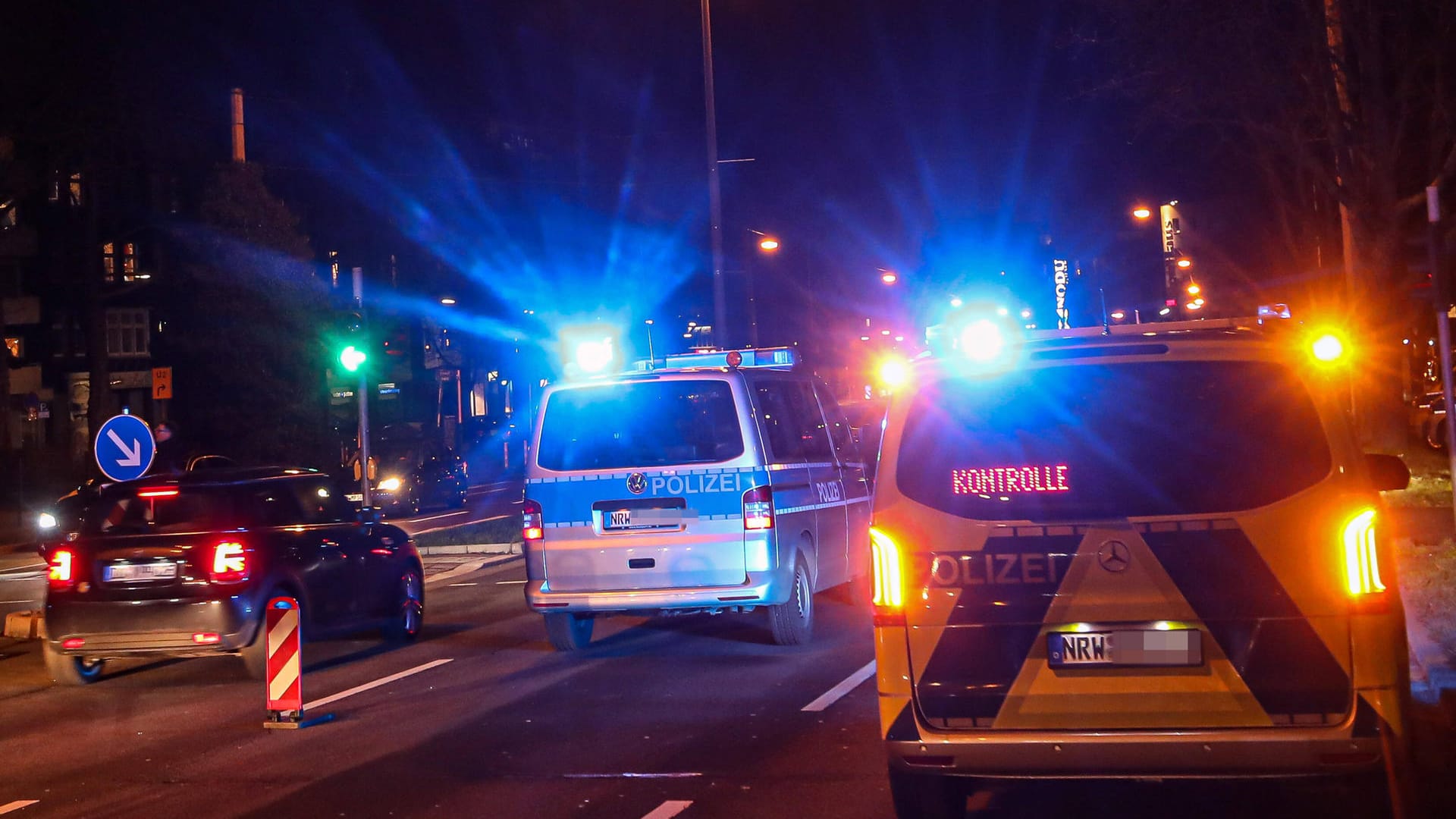 Die Polizei kontrolliert auf dem Dortmunder Wall (Archivbild): Mit dem Porsche seines Chefs nahm ein 38-Jähriger an einem illegalen Rennen teil. Die Polizei kontrolliert auf dem Dortmunder Wall (Archivbild): Mit dem Porsche seines Chefs nahm ein 38-Jähriger an einem illegalen Rennen teil.