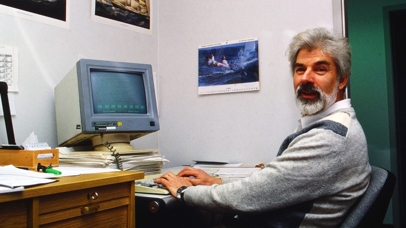 Klaus Hasselmann: Der deutsche Klimaforscher in seinem Büro in Hamburg 1990.