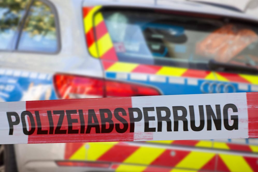 Polizeiabsperrung mit Polizeiauto (Symbolbild): In Nürnberg wurde eine Leiche entdeckt.