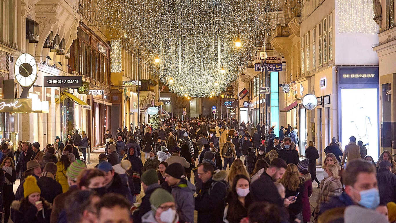Menschen beim Weihnachtseinkauf: Der Handel erwartet Lieferengpässe.