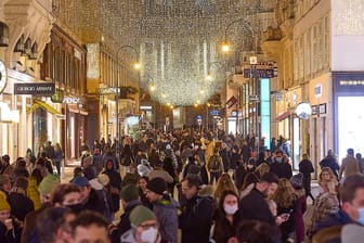 Menschen beim Weihnachtseinkauf: Der Handel erwartet Lieferengpässe.