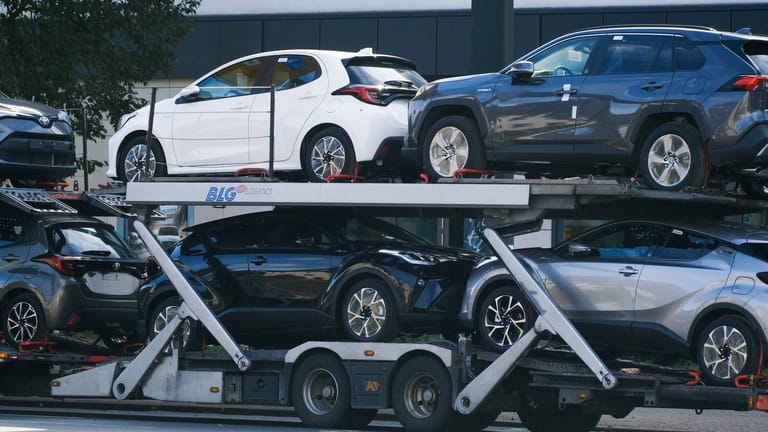Neuwagen-Transport: Wegen eingebrochener Zulassungszahlen sind derzeit weniger Autos auf dem Weg zu den Kunden.