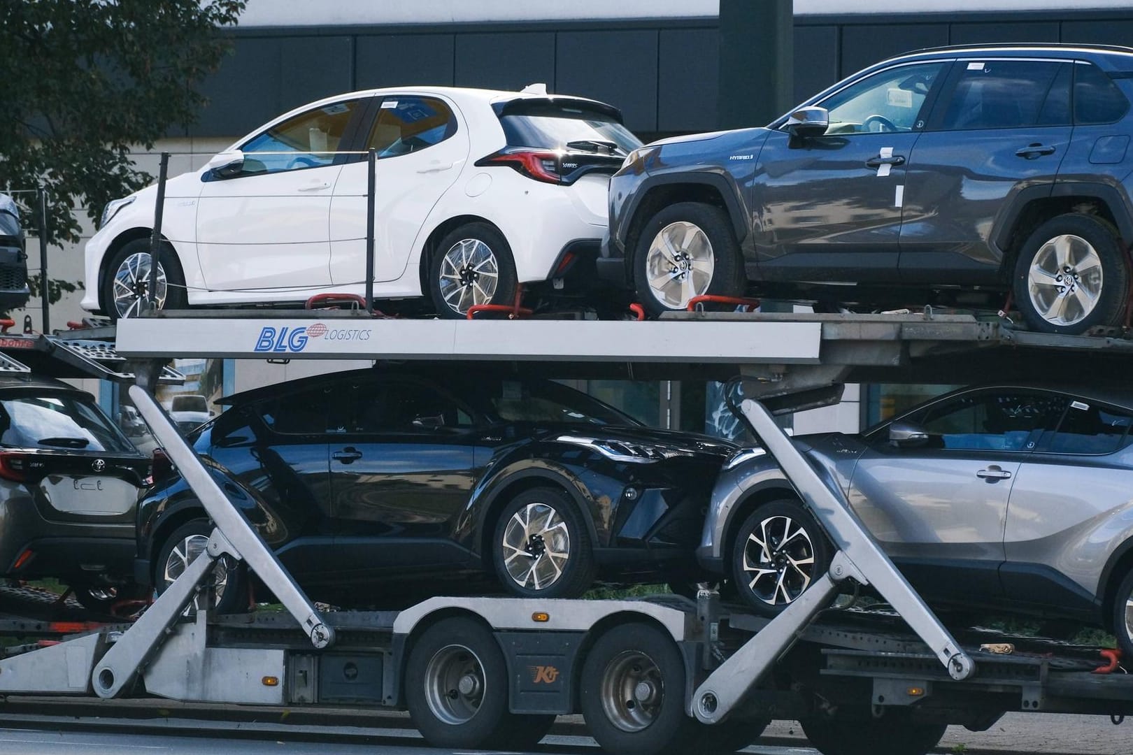 Neuwagen-Transport: Wegen eingebrochener Zulassungszahlen sind derzeit weniger Autos auf dem Weg zu den Kunden.