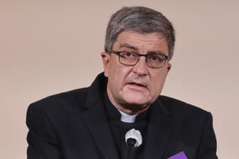 Der Vorsitzende der Französischen Bischofskonferenz, Eric de Moulins-Beaufort bei der Veröffentlichung des Berichts über sexuellen Missbrauch: Er kündigte Konsequenzen an.
