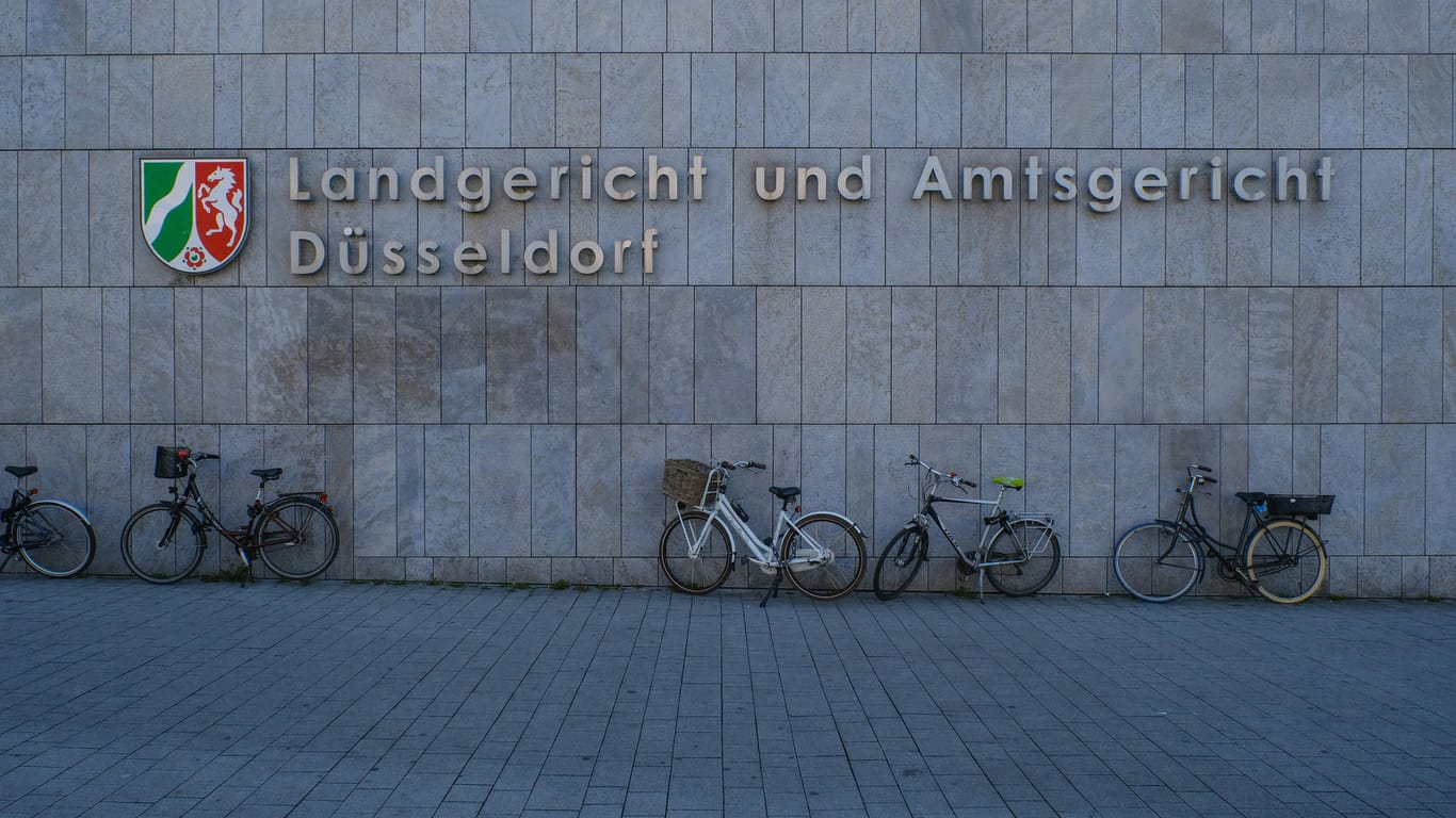 Schriftzug am Gerichtsgebäude in Düsseldorf (Symbolbild): Nach einem Angriff auf einen Schiedsrichter in der Kreisliga ist hier ein 24-Jähriger zu einer Geldstrafe verurteilt worden.