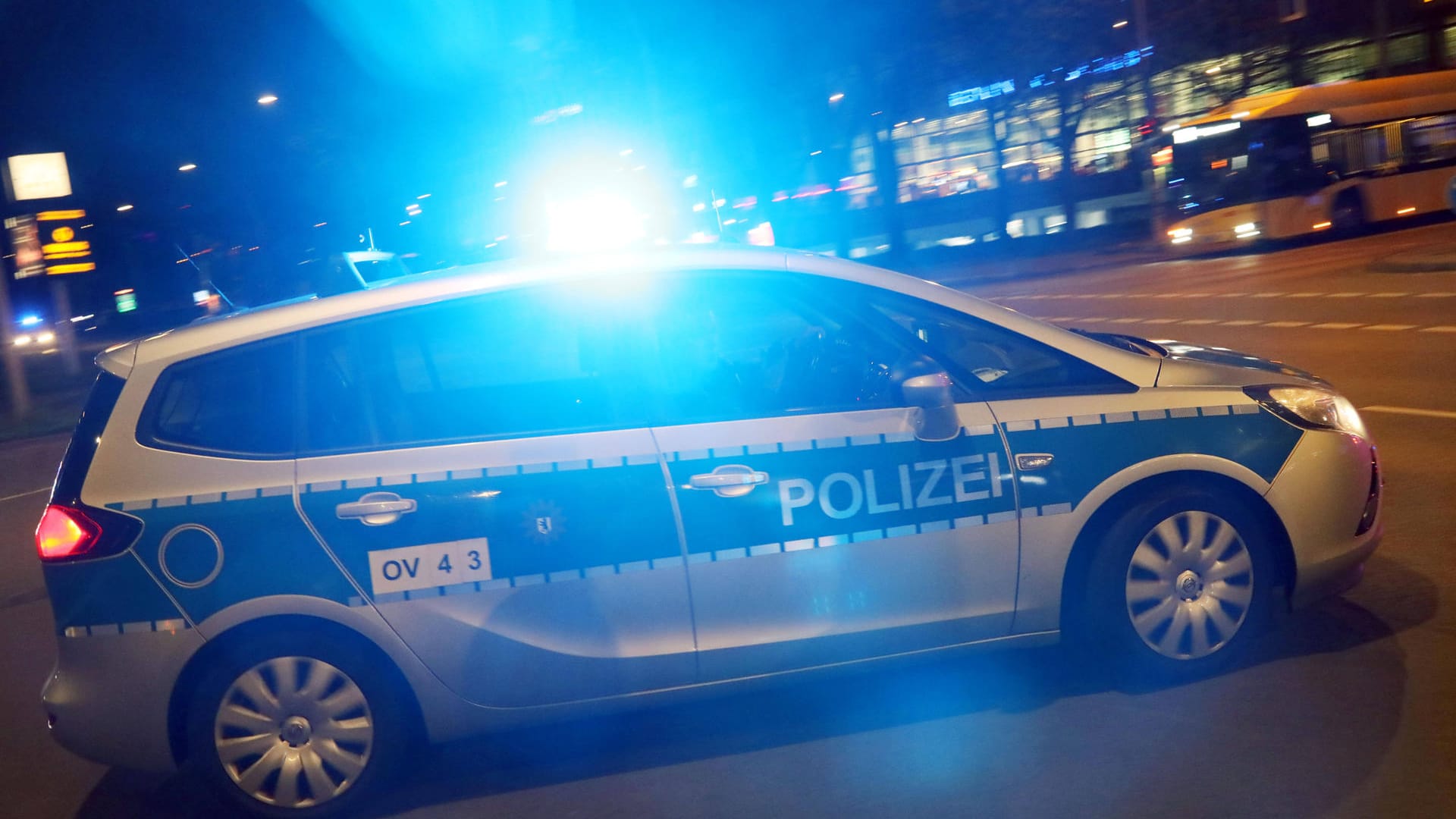 Eine Polizeistreife in Berlin (Symbolbild): Ein Mann wehrte sich heftig gegen seine Festnahme.