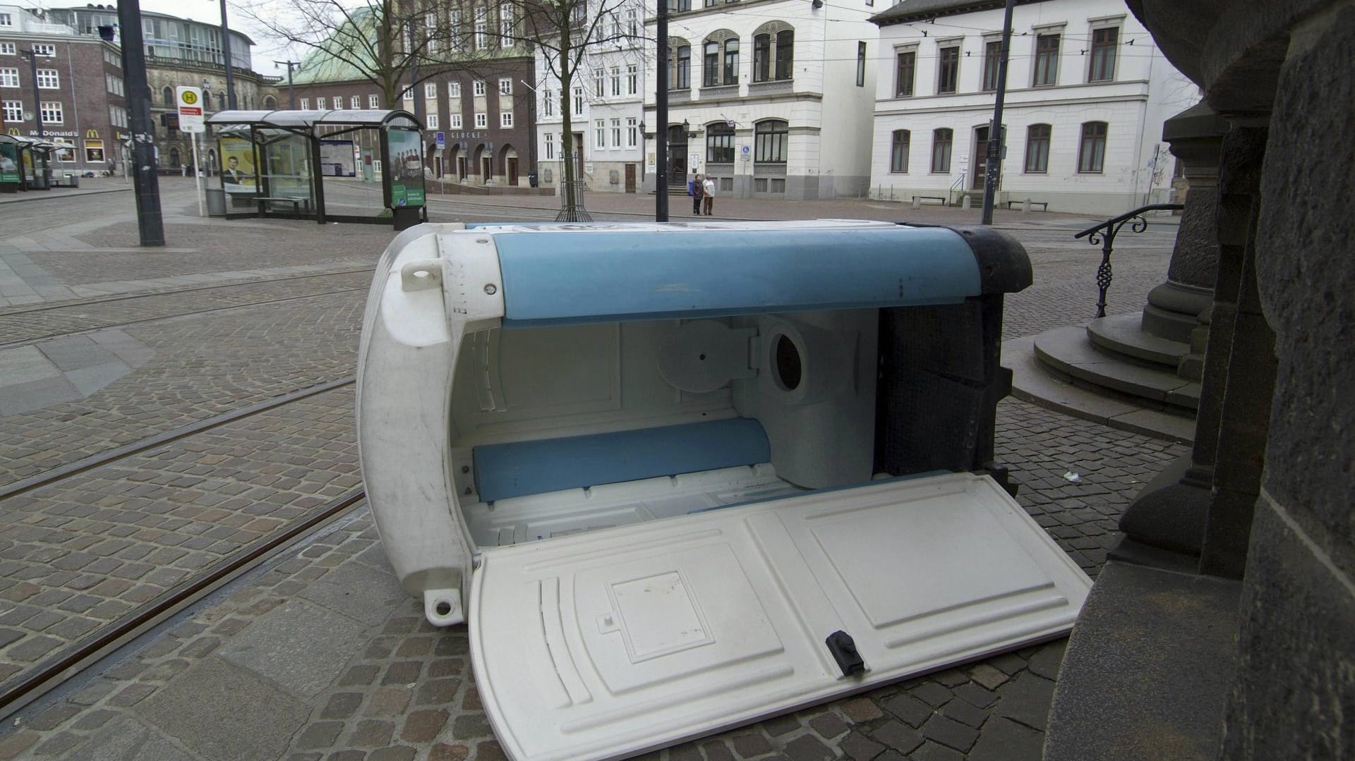 Eine umgestürzte Toi Toi Toilette liegt auf dem Bremer Domshof (Archivbild): Beim Thema gute öffentliche Toiletten kann Bremen laut einem Internet-Ranking nicht von sich Reden machen. Eine umgestürzte Toi Toi Toilette liegt auf dem Bremer Domshof (Archivbild): Beim Thema gute öffentliche Toiletten kann Bremen laut einem Internet-Ranking nicht von sich Reden machen.