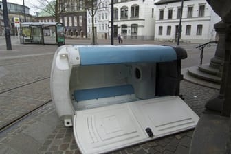 Eine umgestürzte Toi Toi Toilette liegt auf dem Bremer Domshof (Archivbild): Beim Thema gute öffentliche Toiletten kann Bremen laut einem Internet-Ranking nicht von sich Reden machen.