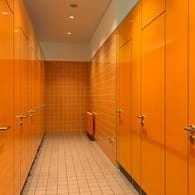 Öffentliche Toiletten (Symbolfoto): In München sind sie einem aktuellen Ranking zufolge am besten, in Leipzig am schauerlichsten.