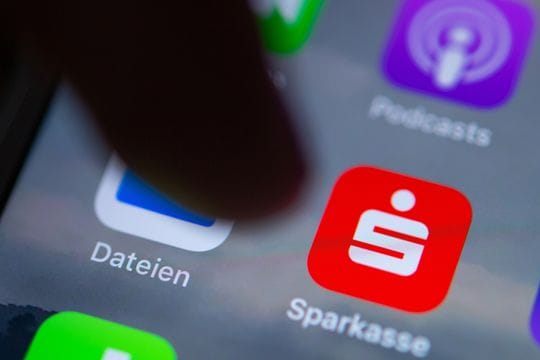 Die App der Sparkasse auf einem Smartphone.