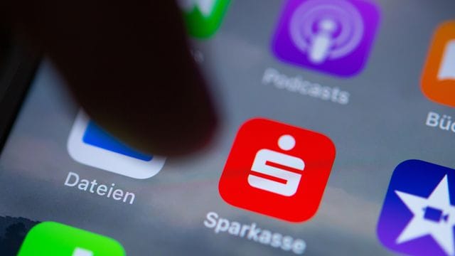 Die App der Sparkasse auf einem Smartphone.