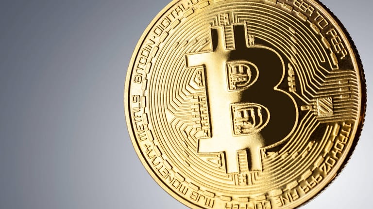 Bitcoin (Symbolbild): Der Kurs der Digitalwährung schwankt stark.