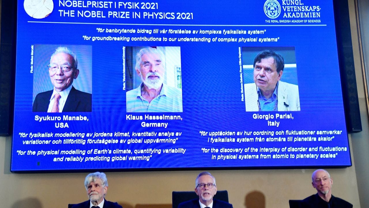 Der Generalsekretär der Königlich Schwedischen Akademie der Wissenschaften, Goran Hansson (M), und Mitglieder des Nobelkomitees für Physik geben in Stockholm die Nobelpreisträger für Physik bekannt.