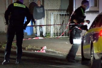 Polizisten sperren den Tatort ab: In Delmenhorst gab es wegen einer Messerstecherei Tote und Verletzte.