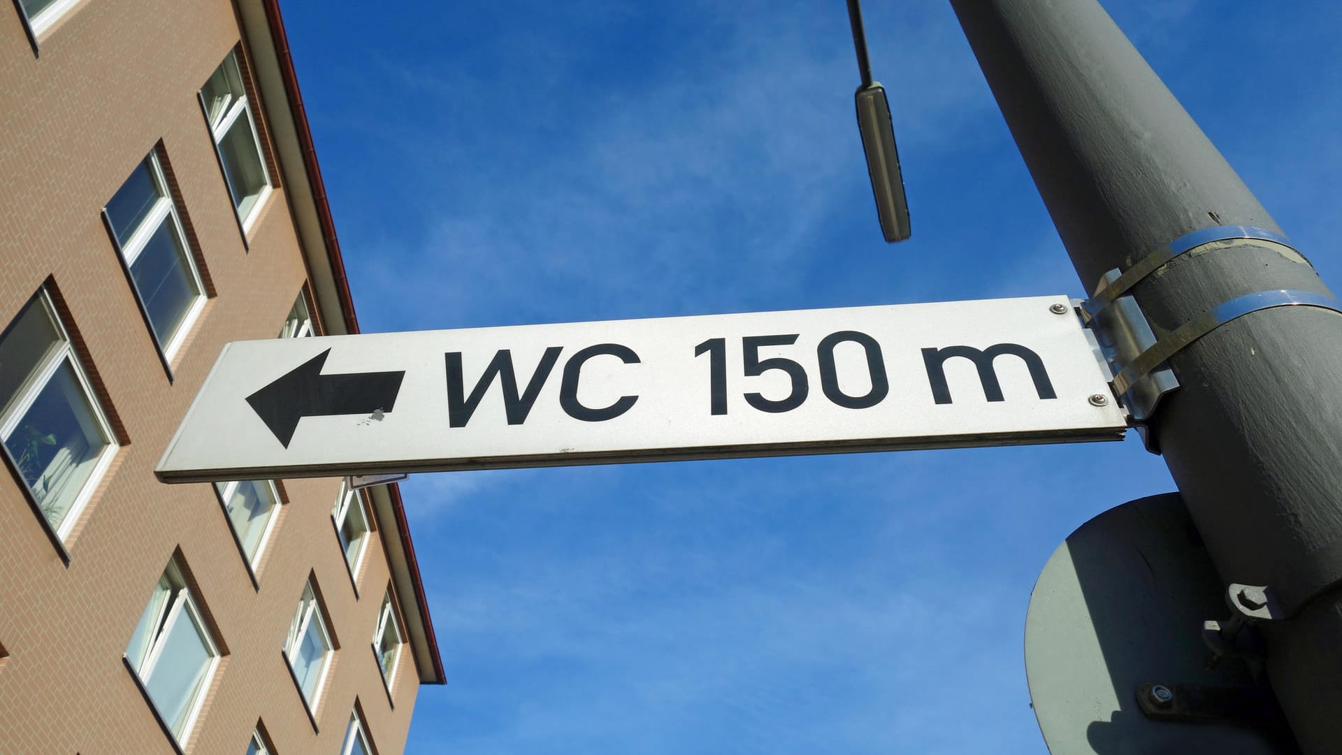 Ein Schild, das auf eine Toilette hinweist (Archivbild): Hamburgs Toiletten schneiden im Ranking nicht besonders gut, aber auch nicht schlecht ab. Ein Schild, das auf eine Toilette hinweist (Archivbild): Hamburgs Toiletten schneiden im Ranking nicht besonders gut, aber auch nicht schlecht ab.