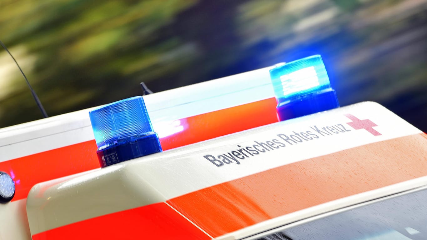 Rettungswagen mit Blaulicht: Der 21-Jährige verstarb in einer Klinik (Symbolbild).