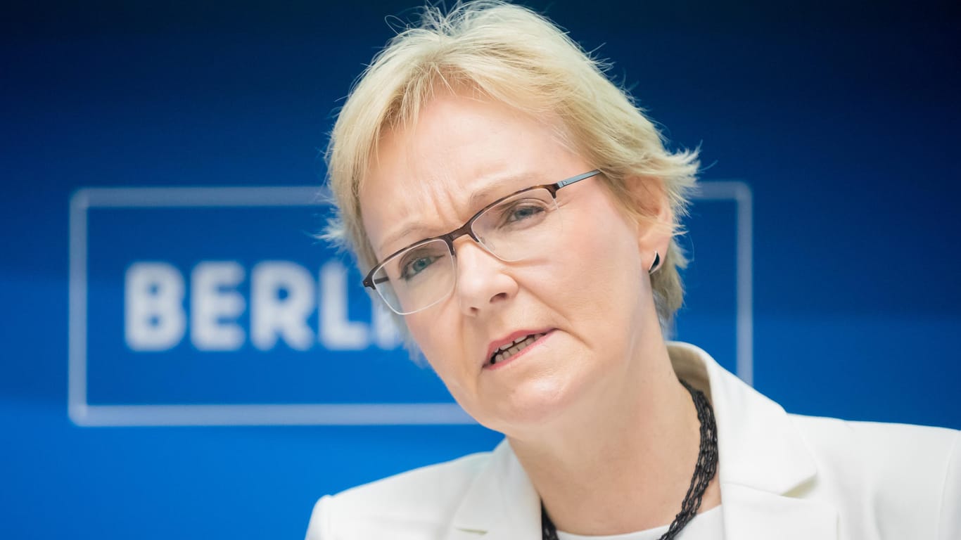 Petra Michaelis, Berliner Landeswahlleiterin, spricht bei einer Pressekonferenz (Archivbild): Über zehn Jahre war sie Landeswahl- und Landesabstimmungsleiterin – nun geht sie.