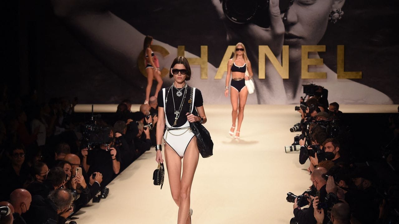 Die Frühjahr-Sommer-Kollektion 2022 von Chanel bei der Fashion Week in Paris.
