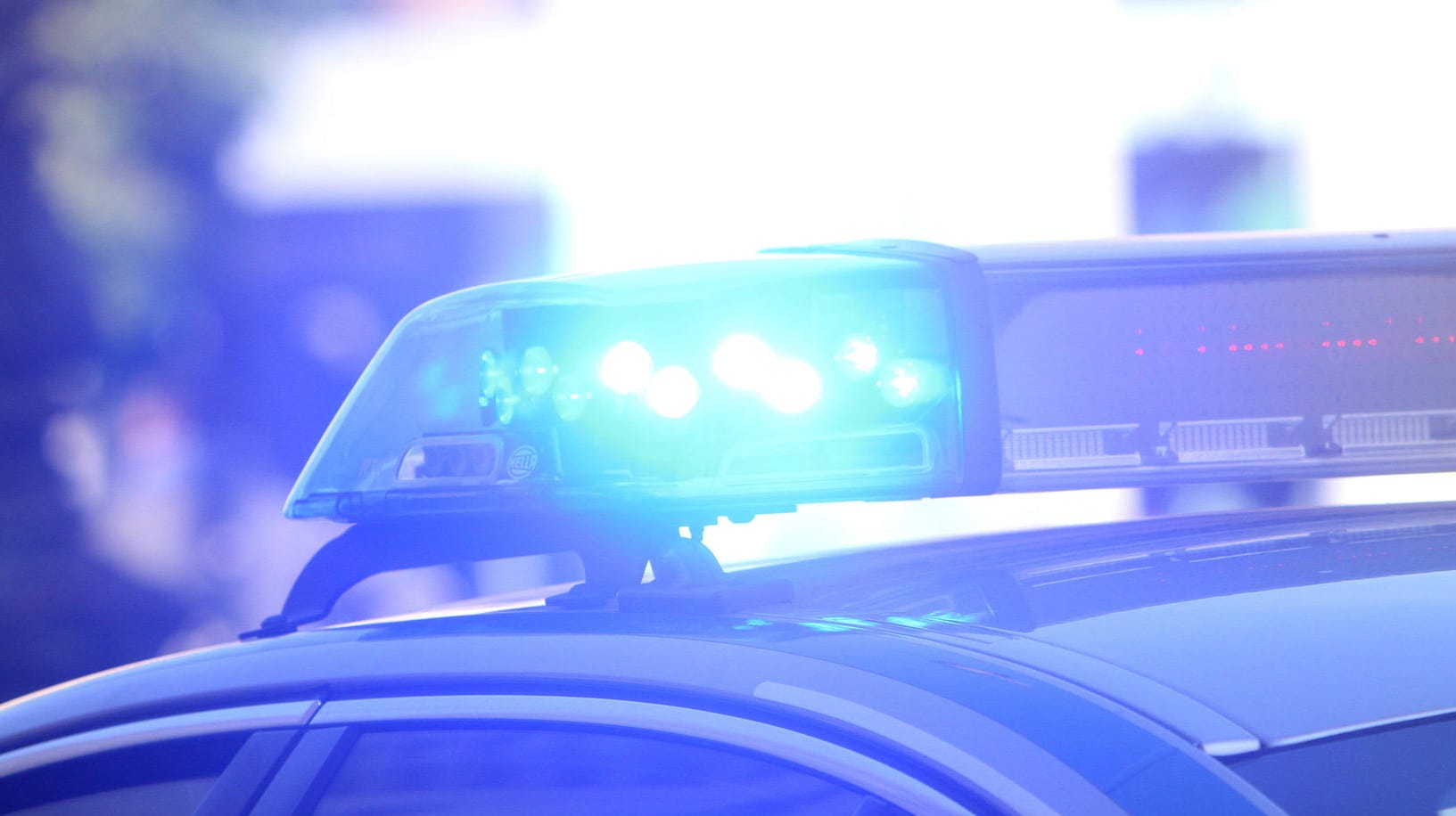 Ein Einsatzwagen der Polizei mit Blaulicht (Symbolbild): Nahe Stuttgart ist es zu einem Banküberfall gekommen. Ein Einsatzwagen der Polizei mit Blaulicht (Symbolbild): Nahe Stuttgart ist es zu einem Banküberfall gekommen.
