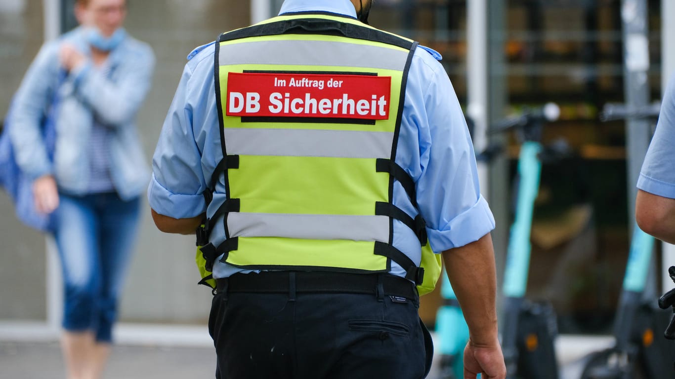 Ein Mitarbeiter der DB Sicherheit in Warnweste (Symbolbild): Im Bahnhof Siegburg bedrohte ein 25-jähriger Maskenverweigerer einen Mitarbeiter der Deutschen Bahn.