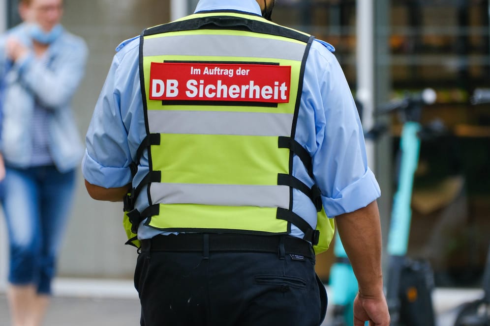 Ein Mitarbeiter der DB Sicherheit in Warnweste (Symbolbild): Im Bahnhof Siegburg bedrohte ein 25-jähriger Maskenverweigerer einen Mitarbeiter der Deutschen Bahn.