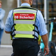 Ein Mitarbeiter der DB Sicherheit in Warnweste (Symbolbild): Im Bahnhof Siegburg bedrohte ein 25-jähriger Maskenverweigerer einen Mitarbeiter der Deutschen Bahn.