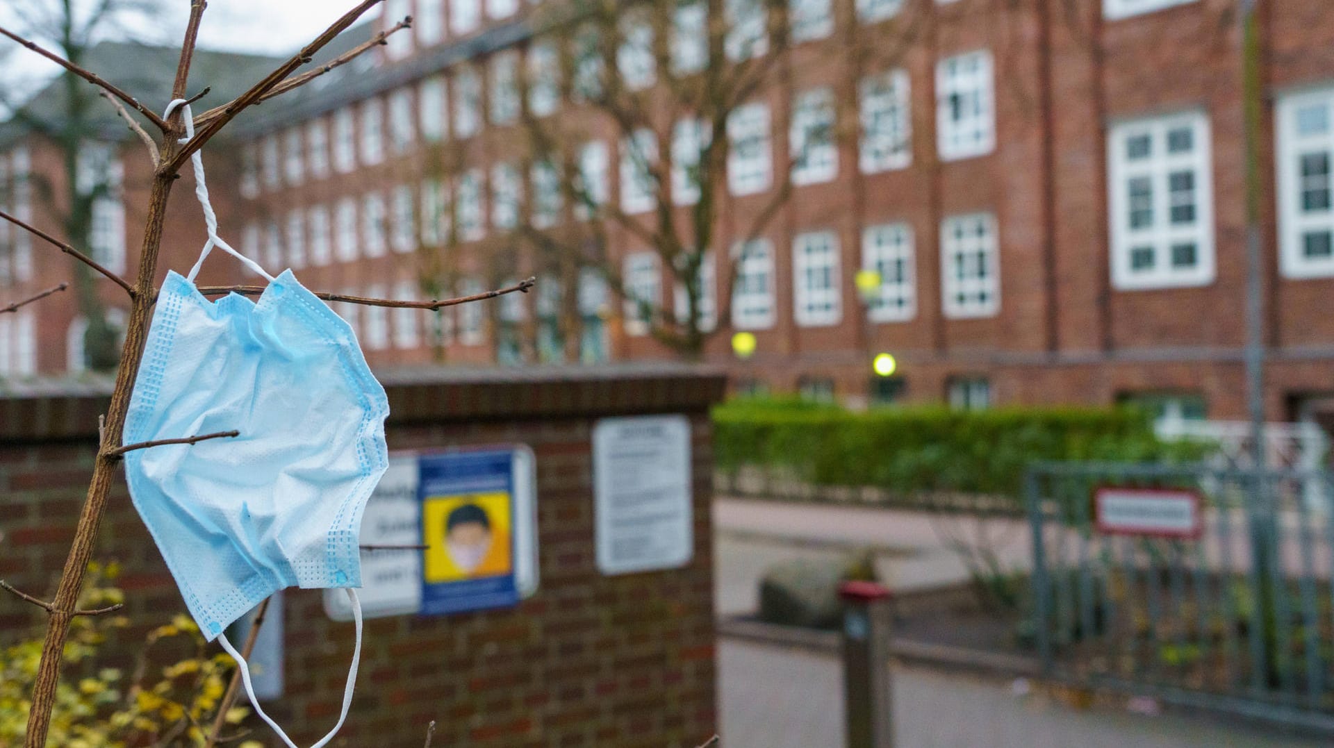 Der Eingang der Heinrich-Hertz-Schule in Hamburg-Winterhude (Archivbild): Hier haben sich 2020 zahlreiche Personen wegen eines Super-Spreader-Ereignisses mit Corona infiziert. Der Eingang der Heinrich-Hertz-Schule in Hamburg-Winterhude (Archivbild): Hier haben sich 2020 zahlreiche Personen wegen eines Super-Spreader-Ereignisses mit Corona infiziert.