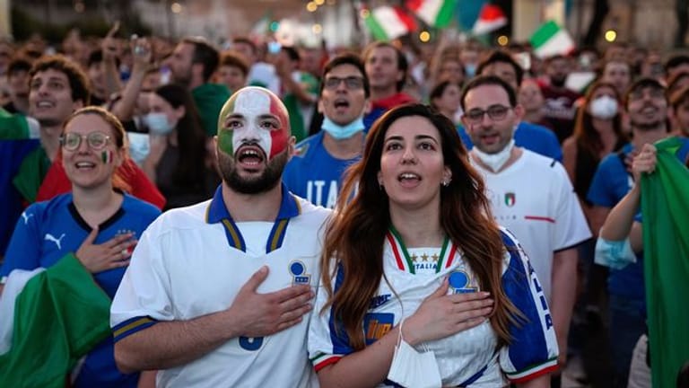 Die italienischen Fans hoffen auf einen weiteren Erfolg ihrer Fußball-Nationalmannschaft.
