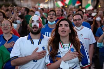 Die italienischen Fans hoffen auf einen weiteren Erfolg ihrer Fußball-Nationalmannschaft.