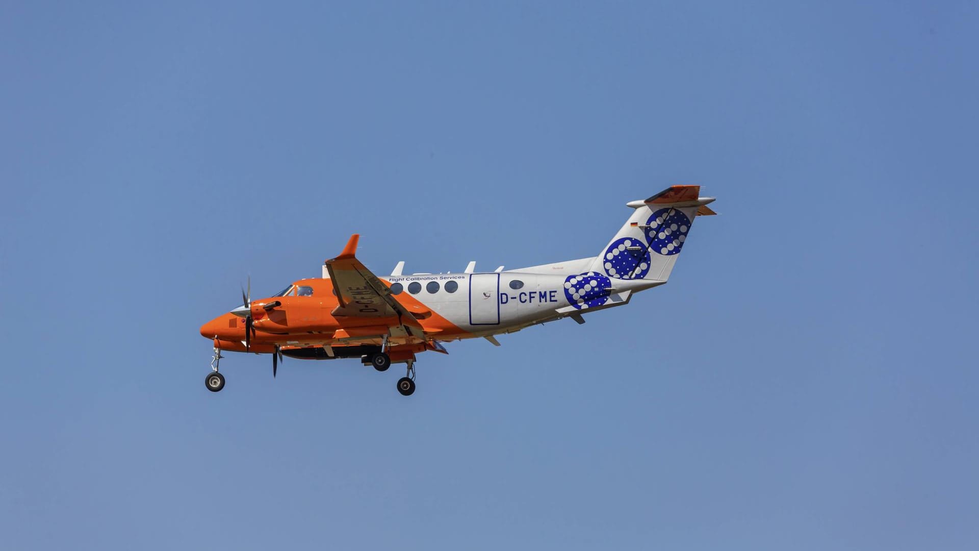 Ein Prop-Flugzeug vom Typ Beechcraft Super King Air 350 (Archivbild): Normalerweise gilt für den Frankfurter Flughafen ein Nachtflugverbot zwischen 23 und 5 Uhr.