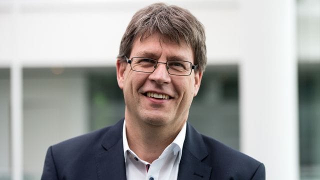Wurde als Kandidat für das Präsidentenamt im Deutschen Olympischen Sportbund vorgeschlagen: Thomas Weikert. Wurde als Kandidat für das Präsidentenamt im Deutschen Olympischen Sportbund vorgeschlagen: Thomas Weikert.