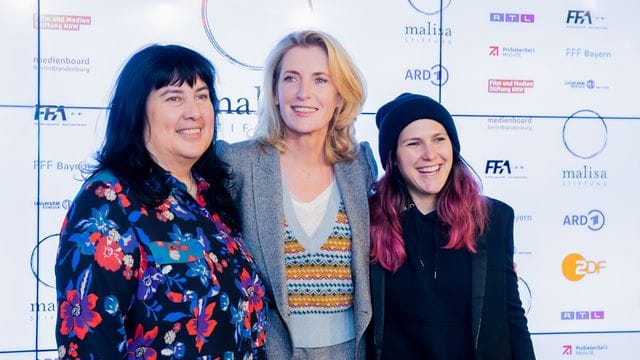 Die Medienwissenschaftlerin Elizabeth Prommer (l-r), Maria Furtwängler und ihre Tochter Elisabeth Furtwängler bei der Präsentation der Fortschrittsstudie "Sichtbarkeit und Vielfalt: Fortschrittsstudie zur audiovisuellen Diversität" in Berlin.