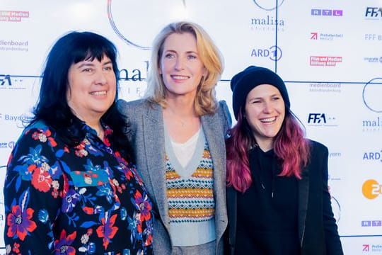 Die Medienwissenschaftlerin Elizabeth Prommer (l-r), Maria Furtwängler und ihre Tochter Elisabeth Furtwängler bei der Präsentation der Fortschrittsstudie "Sichtbarkeit und Vielfalt: Fortschrittsstudie zur audiovisuellen Diversität" in Berlin.