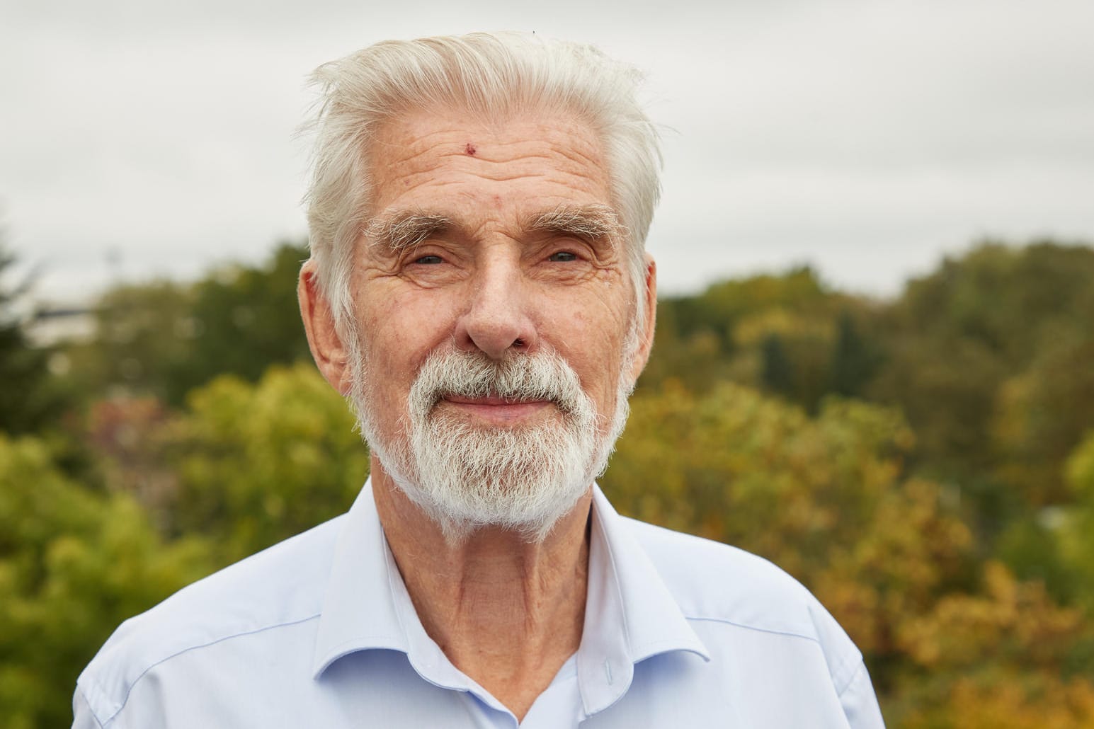 Klimaforscher Klaus Hasselmann steht auf dem Balkon seiner Wohnung: Den Nobelpreis für Physik teilt sich der Deutsche mit Syukuro Manabe (USA) und dem Italiener Giorgio Parisi.