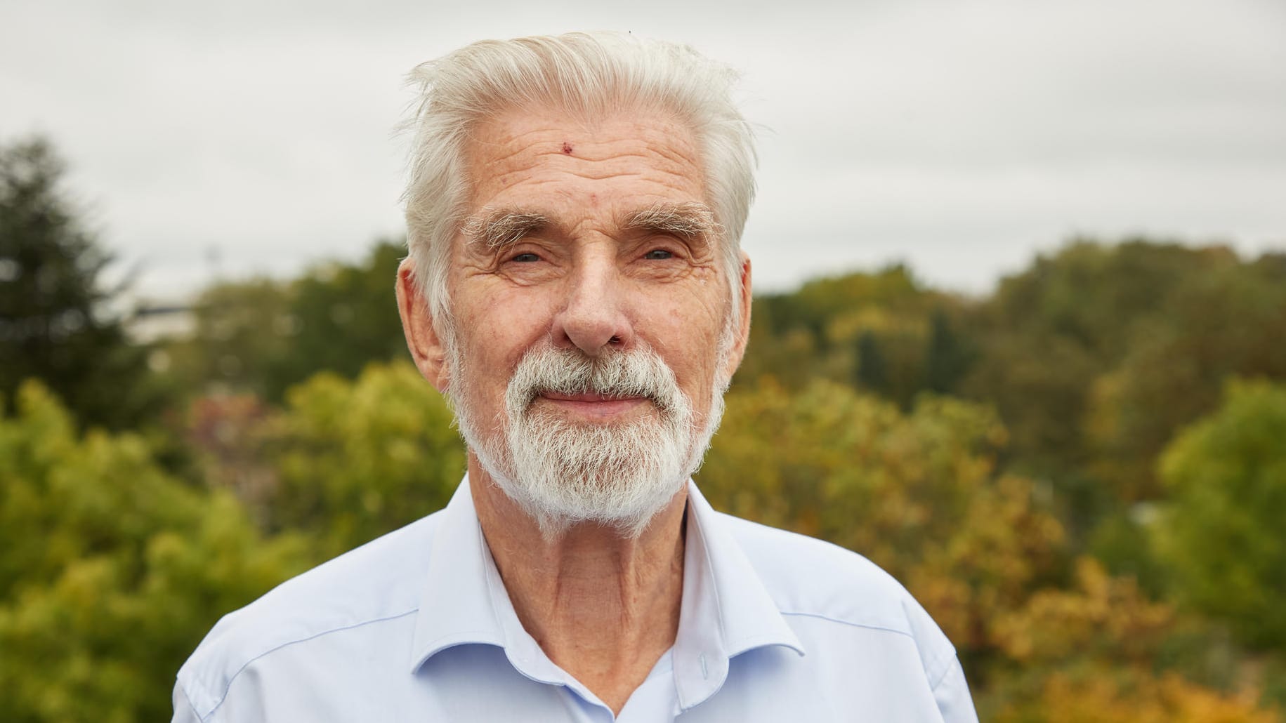 Klimaforscher Klaus Hasselmann steht auf dem Balkon seiner Wohnung: Den Nobelpreis für Physik teilt sich der Deutsche mit Syukuro Manabe (USA) und dem Italiener Giorgio Parisi.