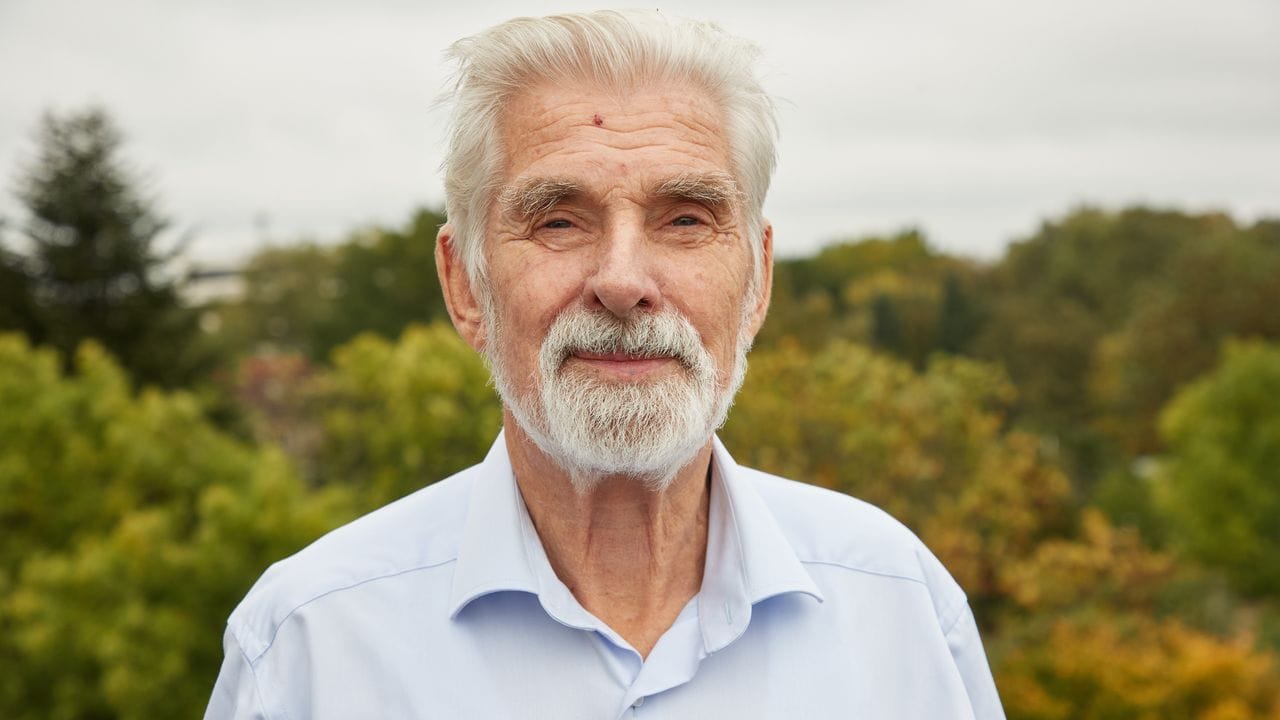 Klimaforscher Klaus Hasselmann ist von seiner Auszeichnung mit dem Physik-Nobelpreis völlig überrascht worden.