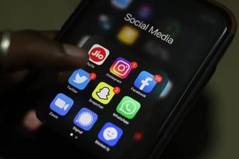 Die Apps von sozialen Netzwerken und Messengerdiensten von oben links: MyJio, Instagram, Facebook, Twitter, Snapchat, WhatsApp, Zoom, Signal, Sticker.