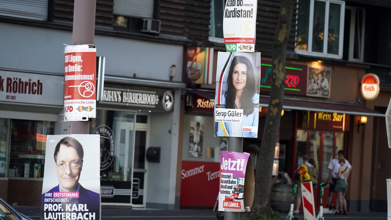 Wahlwerbung in Köln (Archivbild): Einige Wahlplakate waren auch noch am Dienstag zu sehen – obwohl sie schon am Wochenende hätten weg sein müssen.