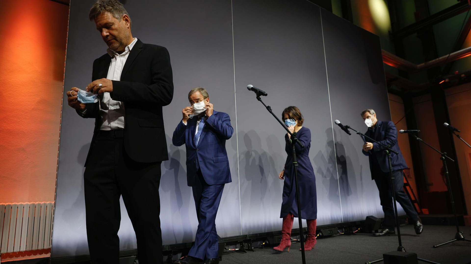 "Wie die Beatles", scherzte Grünen-Chef Robert Habeck (v. l.) beim Presse-Statement zu viert nach den Sondierungsgesprächen, also mit CDU-Chef Armin Laschet, Grünen-Chefin Annalena Baerbock und CSU-Chef Markus Söder.