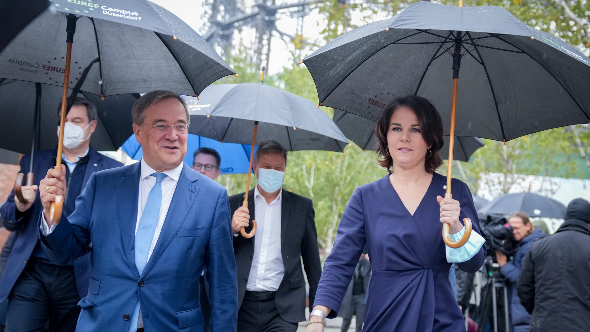 Armin Laschet, Annalena Baerbock, Robert Habeck und Markus Söder kommen zur Pressekonferenz.