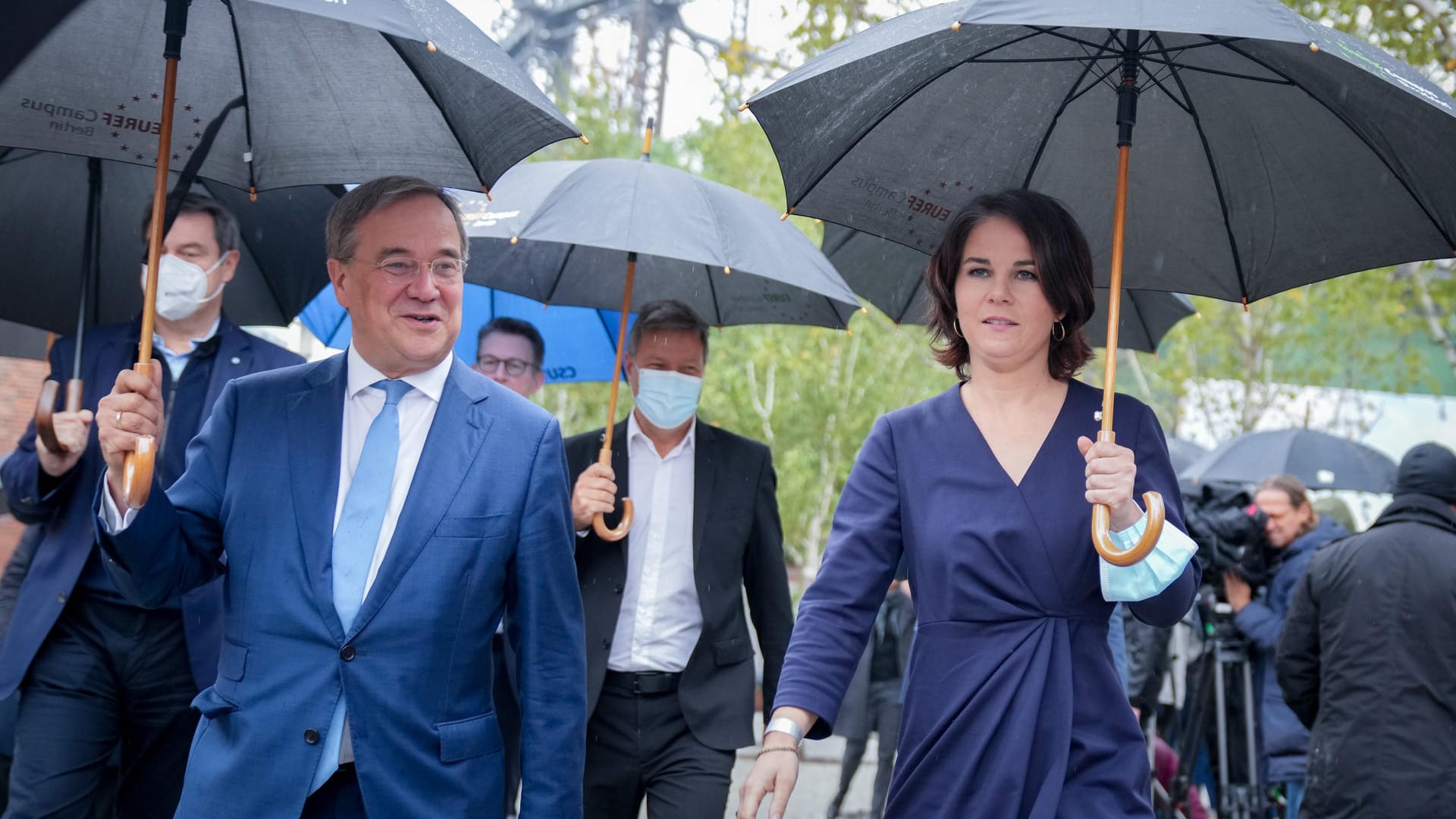 Schlechtes Wetter, gute Laune: Armin Laschet (vorne links) und Annalena Baerbock (rechts).