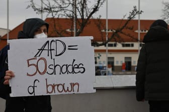 Protest gegen den Bundesparteitag der AfD im April in Dresden (Archivbild): Mindestens die Hälfte der sächsischen AfD-Mitglieder wird vom Verfassungsschutz als rechtsextremistisch eingestuft.