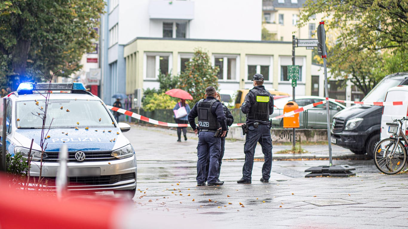 Polizeikräfte stehen in der Borussiastraße in Berlin-Tempelhof: Ein 18-Jähriger soll hier durch einen Schuss ins Bein verletzt worden sein.