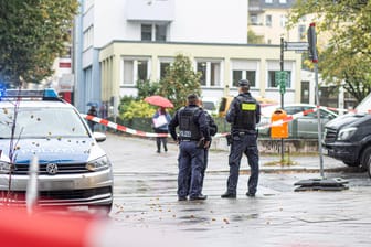 Polizeikräfte stehen in der Borussiastraße in Berlin-Tempelhof: Ein 18-Jähriger soll hier durch einen Schuss ins Bein verletzt worden sein.
